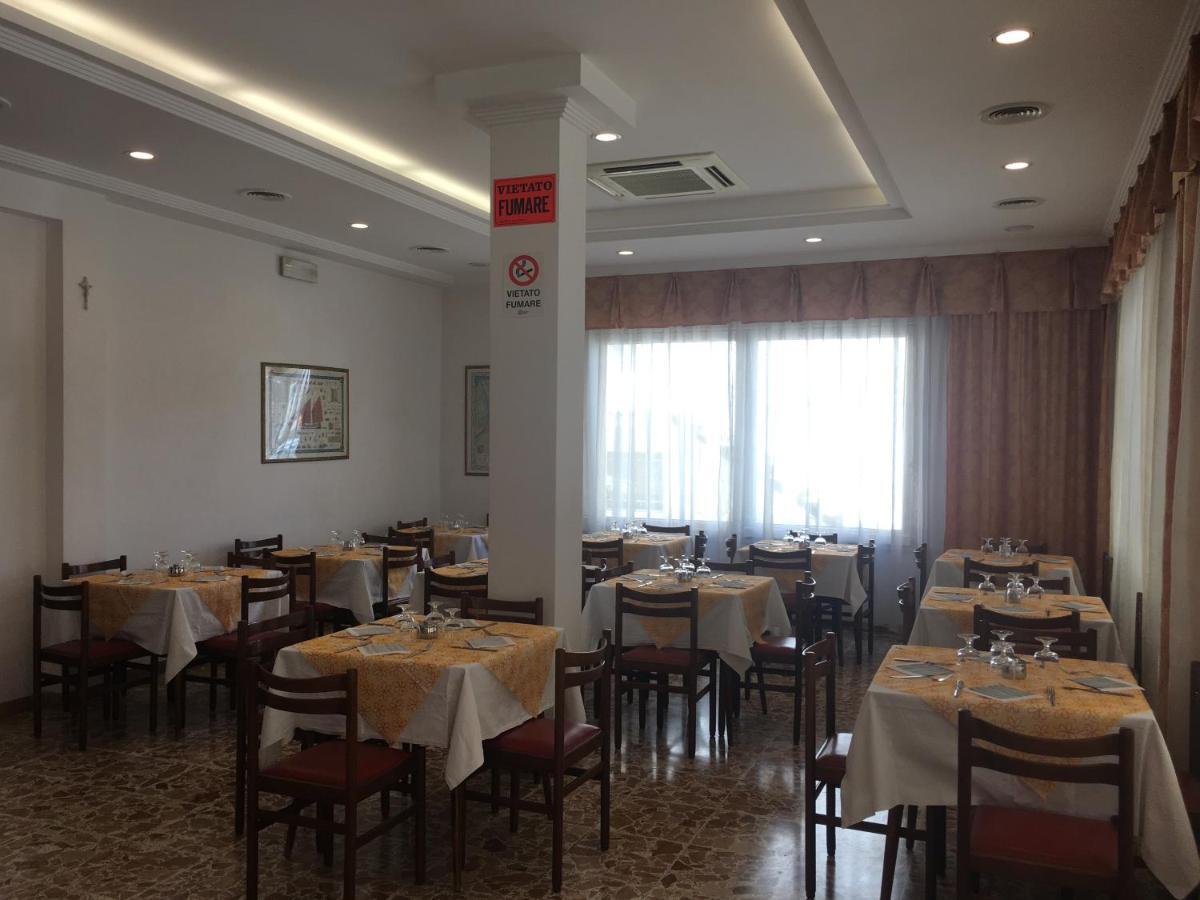 Hotel Villa Rinaldini Римини Екстериор снимка