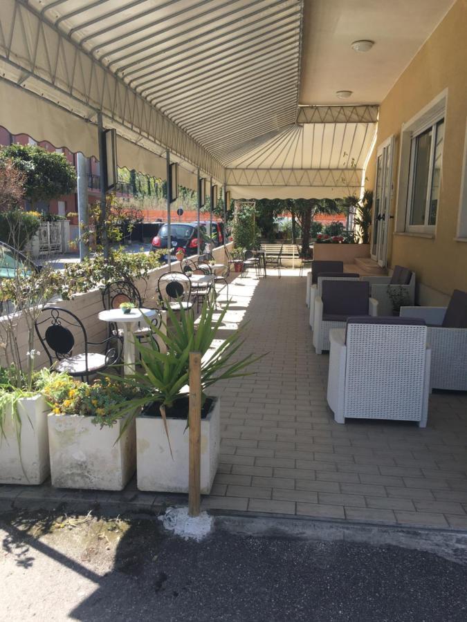 Hotel Villa Rinaldini Римини Екстериор снимка