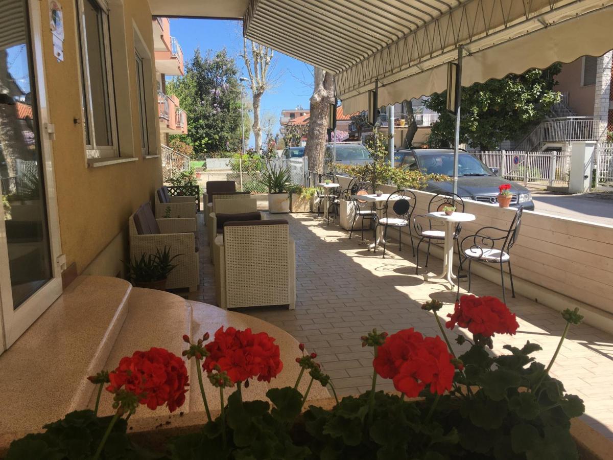 Hotel Villa Rinaldini Римини Екстериор снимка