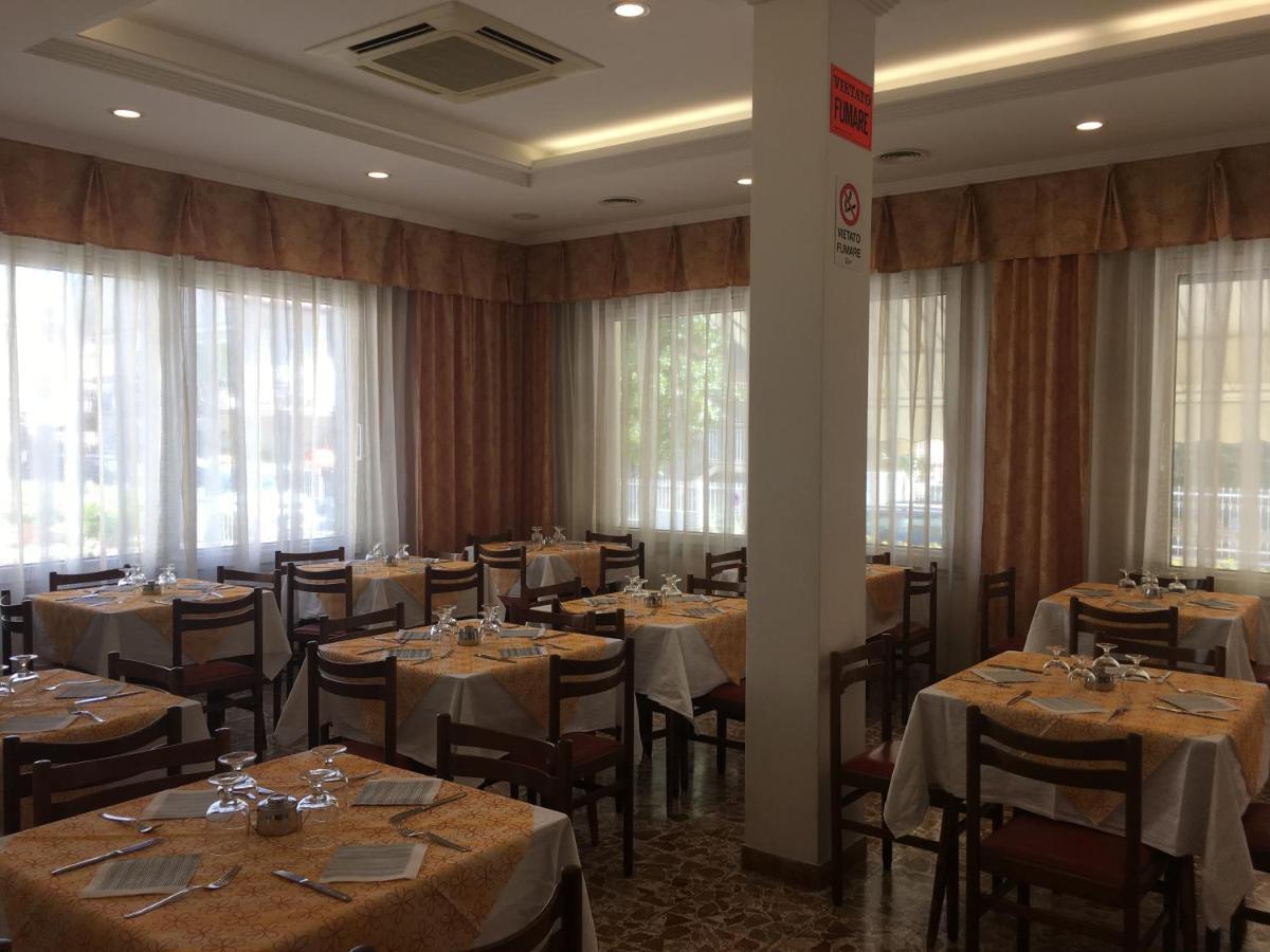 Hotel Villa Rinaldini Римини Екстериор снимка