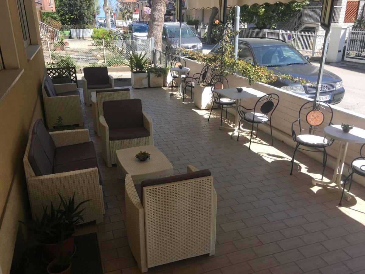 Hotel Villa Rinaldini Римини Екстериор снимка