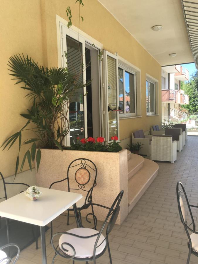 Hotel Villa Rinaldini Римини Екстериор снимка